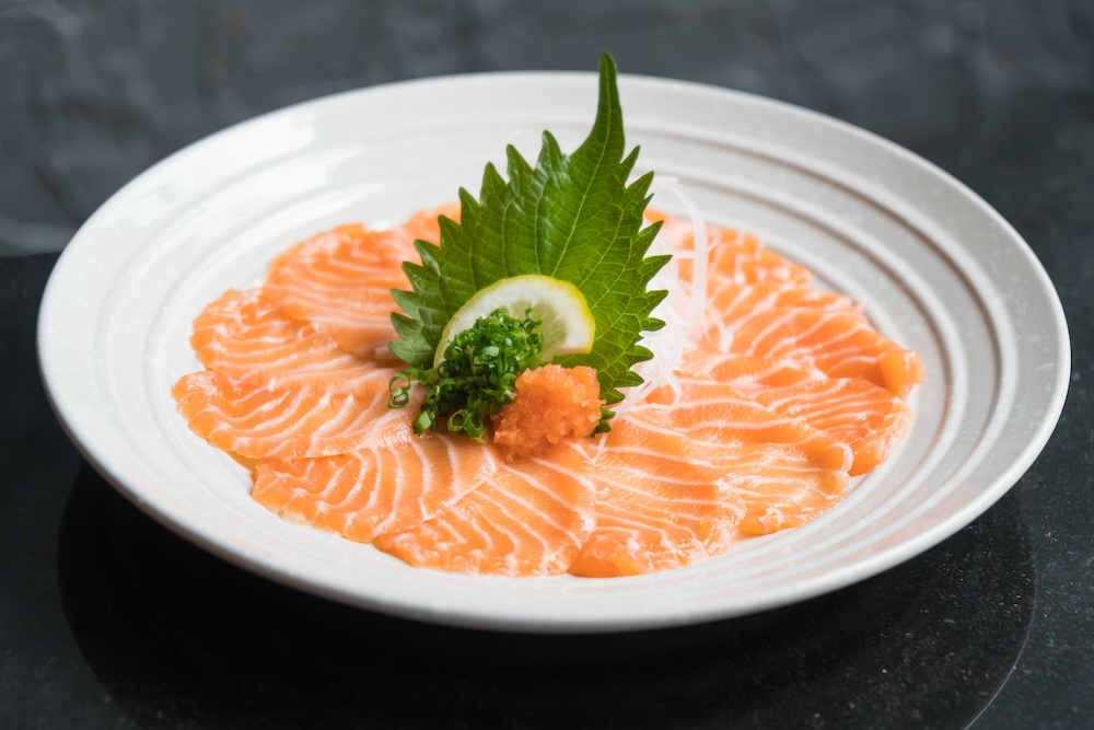 Une feuille de shiso au milieu d'un plat de saumon japonais